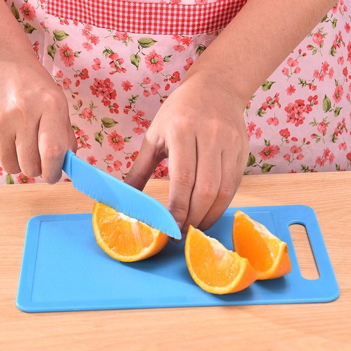 Child safe plastic fruit cutter